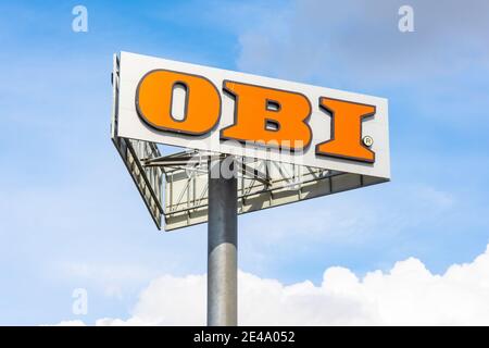 OBI logo costruzione supermercato. Russia, San Pietroburgo. 18 maggio 2020 Foto Stock