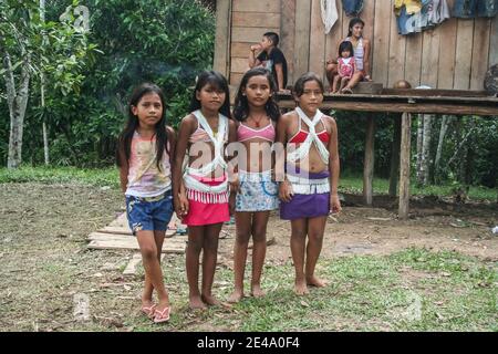 Atalaya do Norte, Brasile - Nov 15 2013: Famiglia di indiani. Vale do Javari territorio indigeno. Amazon, Amazzonia, Sud America. Foto Stock