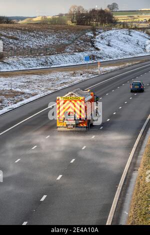 Distribuzione di sale su autostrada, Shap, Cumbria, Regno Unito. 22 gennaio 2021. Sale e graniglia extra sono stati sparsi sulla M6 a Cumbria questa sera, quando si prevedeva che la temperatura precipitasse nuovamente sotto lo zero. Credit: Wayne HUTCHINSON/Alamy Live News Foto Stock