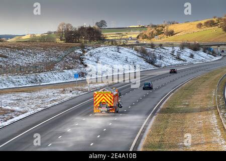 Distribuzione di sale su autostrada, Shap, Cumbria, Regno Unito. 22 gennaio 2021. Sale e graniglia extra sono stati sparsi sulla M6 a Cumbria questa sera, quando si prevedeva che la temperatura precipitasse nuovamente sotto lo zero. Credit: Wayne HUTCHINSON/Alamy Live News Foto Stock