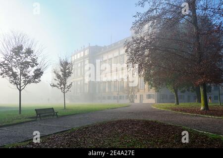 Nebbia al mattino presto presso la Villa reale di Monza, Italia Foto Stock