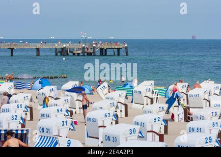 Bad Doberan, Heiligendamm, la più antica stazione termale dell'Europa continentale, molo, spiaggia, sedie da spiaggia, Mar Baltico, Ostsee (Mar Baltico), Meclemburgo-Vorpommern / Meclemburgo-Pomerania occidentale, Germania Foto Stock