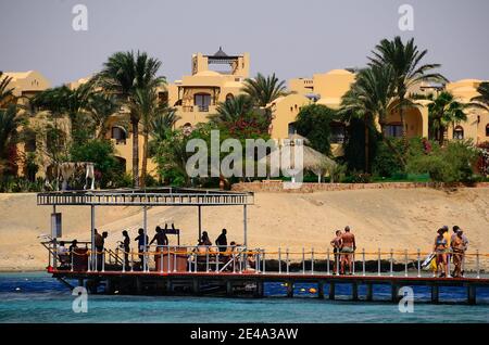 Molo con la gente sulla barriera corallina in Egitto Foto Stock