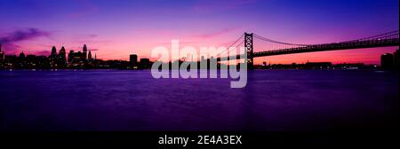 Ponte sospeso su un fiume, ben Franklin Bridge, River Delaware, Philadelphia, Pennsylvania, USA Foto Stock