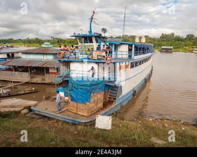 Rio delle Amazzoni, Perù - 04 dicembre 2018: Vista della barca lenta 'Victor Manuel' nel piccolo porto sul fiume Amazzonia. Amazzonia. America del Sud Foto Stock