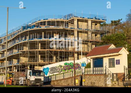 Sono in corso lavori di costruzione per lo sviluppo della proprietà Clifftown Shore sul sito della sala di musica Esplanade. Case fronte mare. Vista sulla Cliff Lift Foto Stock