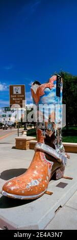 Scultura di stivali Cowboy nel centro di Cheyenne, Wyoming, Stati Uniti Foto Stock