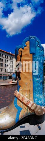 Scultura di stivali Cowboy nel centro di Cheyenne, Wyoming, Stati Uniti Foto Stock