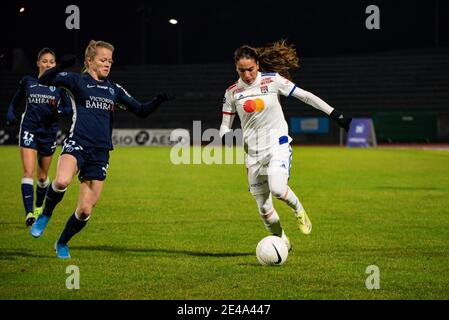 Bondoufle, Francia. 22 gennaio 2021. Julie Soyer del Paris FC e Amel Majri dell'Olympique Lyonnais controlla la palla durante la partita di calcio femminile 039 del campionato francese D1 Arkema tra il Paris FC e l'Olympique Lyonnais il 22 gennaio 2021 allo stadio Robert Bobin di Bondoufle, Francia - Foto Melanie Laurent/A2M Sport Consulting/DPPI/LM Credit: Gruppo Editoriale LiveMedia/Alamy Live News Foto Stock