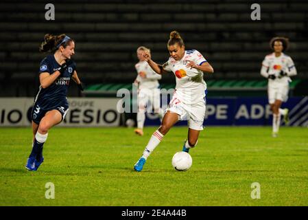 Bondoufle, Francia. 22 gennaio 2021. Kaleigh Riehl del Paris FC e Nikita Parris dell'Olympique Lyonnais controllano la palla durante il campionato francese delle Donne 039; D1 Arkema football match tra Paris FC e Olympique Lyonnais il 22 gennaio 2021 allo stadio Robert Bobin di Bondoufle, Francia - Foto Melanie Laurent/A2M Sport Consulting/DPPI/LM Credit: Gruppo Editoriale LiveMedia/Alamy Live News Foto Stock