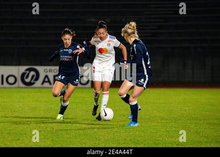 Bondoufle, Francia. 22 gennaio 2021. Clara Mateo del Paris FC e Selma Bacha dell'Olympique Lyonnais combattono per la palla durante il 039 campionato francese delle donne D1 Arkema match tra Paris FC e Olympique Lyonnais il 22 gennaio 2021 allo stadio Robert Bobin di Bondoufle, Francia - Foto Melanie Laurent/A2M Sport Consulting/DPPI/LM Credit: Gruppo Editoriale LiveMedia/Alamy Live News Foto Stock