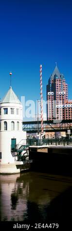 Ponte su un fiume, Wisconsin Avenue Bridge, Milwaukee Center, Milwaukee, Wisconsin, USA Foto Stock