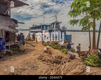 Rio delle Amazzoni, Perù - 04 dicembre 2018: Barca lenta nel porto in un piccolo villaggio sulla riva del Rio delle Amazzoni, Amazonia, Sud America. Foto Stock