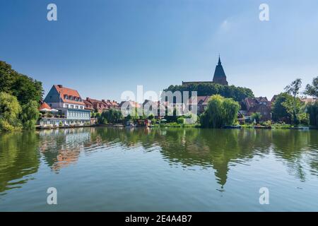 Mölln, il lago Stadtsee, la città vecchia, la chiesa di San Nicolai, Herzogtum Lauenburg, Schleswig-Holstein, Germania Foto Stock