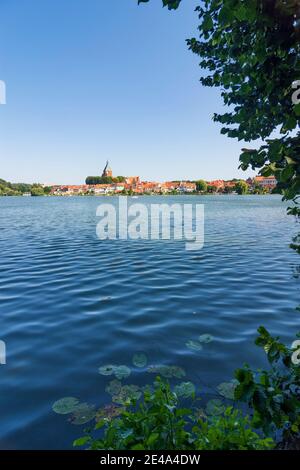 Mölln, il lago Stadtsee, la città vecchia, la chiesa di San Nicolai, Herzogtum Lauenburg, Schleswig-Holstein, Germania Foto Stock