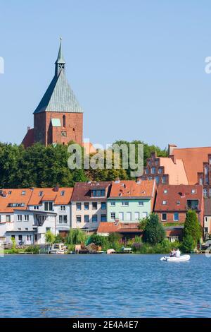 Mölln, il lago Stadtsee, la città vecchia, la chiesa di San Nicolai, Herzogtum Lauenburg, Schleswig-Holstein, Germania Foto Stock