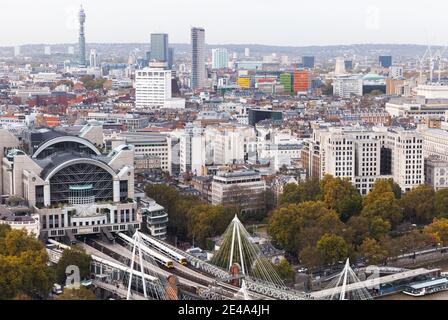 Londra, Regno Unito - 31 ottobre 2017: Paesaggio urbano di Londra, vista aerea che mostra la stazione di Waterloo con i treni in avvicinamento Foto Stock