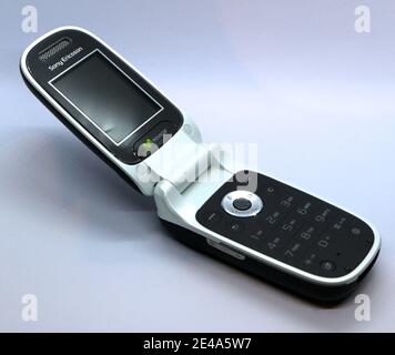 Foto di un cellulare Sony Ericsson Z310 clamshell nero e argento rilasciato nel dicembre 2006 Foto Stock