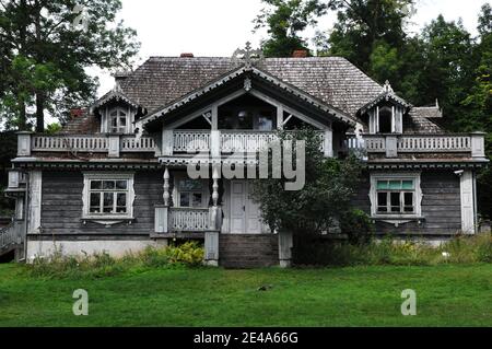 Storica casa padronale in legno a Białowieża in Polonia. Foto Stock