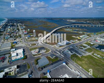 Vista aerea dell'High Rise Bridge a Surf City, North Carolina, sull'isola di Topsail Foto Stock