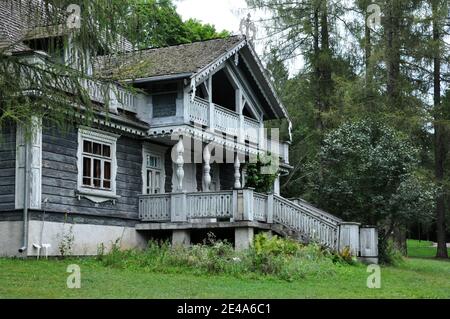 Storica casa padronale in legno a Białowieża in Polonia. Foto Stock