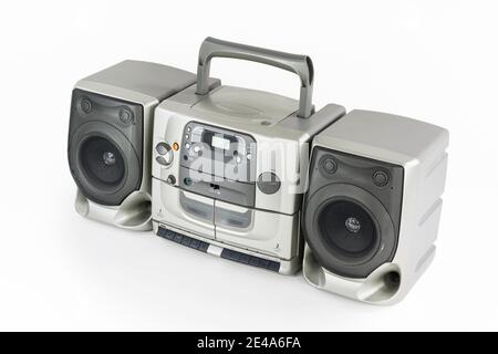 Radio portatile stereo, cd, riproduttore di cassette e registratore su bianco. Foto Stock