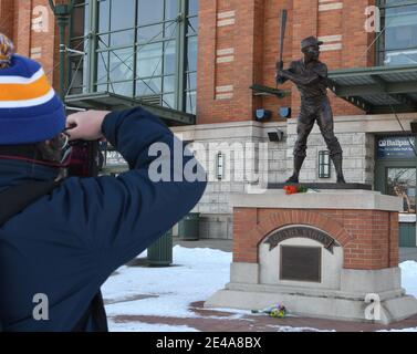 Milwaukee, Wisconsin, Stati Uniti. 22 gennaio 2021. I giornalisti e i fan - tra cui JASON JENICH - sono arrivati all'American Family Field (conosciuto come Miller Park fino a quest'anno) a Milwaukee dopo che il grande baseball Hank Aaron è morto ad Atlanta il 22 gennaio 2021. Aveva 86 anni. Una statua di Aaron si trova di fronte allo stadio. Aaron giocò nel Milwaukee County Stadium, che fu abbattuto quando fu costruito l'American Family Field, per i Milwaukee Braves e i Milwaukee Brewers. È stato il primo giocatore a rompere il record di carriera di Babe Ruth. (Immagine di credito: © Mark HertzbergZUMA Wire) Foto Stock