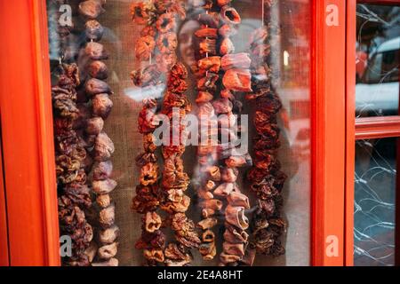 TURCHIA, ISTANBUL, 14 DICEMBRE 2018: Frutta secca dietro il bicchiere di una vetrina di legno rosso. Foto Stock