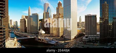 Edifici lungo un fiume, Chicago River, Chicago, Illinois, USA Foto Stock