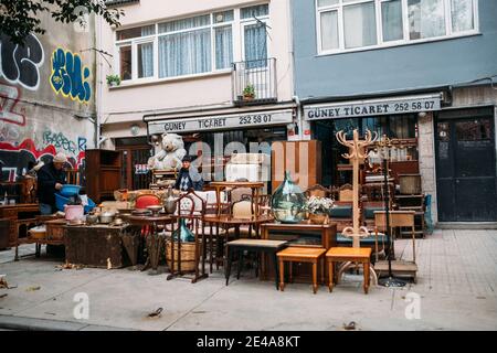 TURCHIA, ISTANBUL, 14 DICEMBRE 2018: Vendita di mobili antichi sulla strada di Istanbul. Foto Stock