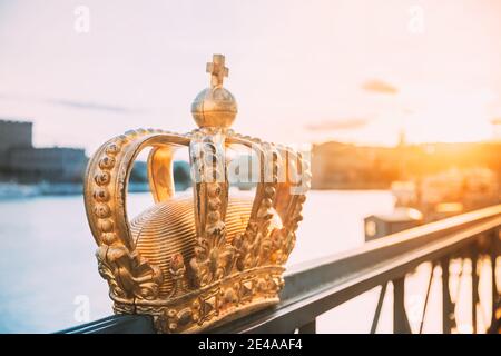 Stoccolma, Svezia. Skeppsholmbron - Ponte di Skeppsholm con la sua famosa corona d'oro a Stoccolma, Svezia. Destinazione dei luoghi di interesse più richiesti Foto Stock