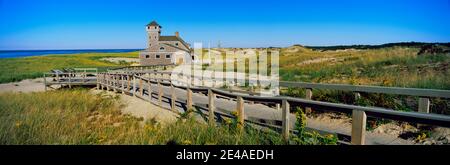 Passerella verso Old Harbor U.S. Life Saving Station, Nauset Beach, Chatham, Barnstable County, Massachusetts, USA Foto Stock