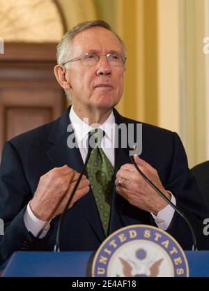 Harry Reid (D-NV), leader della maggioranza del Senato, parla all'inizio di una conferenza stampa che ha presentato il Sen-eletto al Franken(D-MN) come nuovo senatore che rappresenta il Minnesota dopo una decisione della Corte su Capitol Hill a Washington DC il 6 luglio 2009. Foto di Kris Connor/ABACAPRESS.COM (nella foto: Harry Reid) Foto Stock