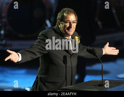 Il regista Kenny Ortega parla durante il servizio commemorativo per Michael Jackson allo Staples Center di Los Angeles, California, USA, il 7 luglio 2009. Foto piscina di Mario Anzuoni/Reuters/PA-ABACAPRESS.COM (nella foto: Kenny Ortega) Foto Stock