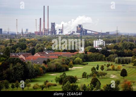 Oberhausen, zona della Ruhr, Renania Settentrionale-Vestfalia, Germania - paesaggio industriale, campo da golf frontale dal Golfclub Roettgersbach a Oberhausen, nella parte posteriore ThyssenKrupp Steel a Duisburg-Marxloh. Foto Stock