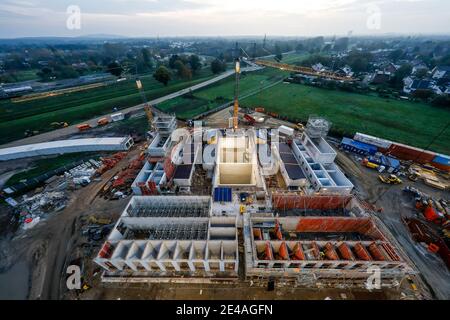 Oberhausen, area della Ruhr, Renania Settentrionale-Vestfalia, Germania-trasformazione di Emscher, nuova costruzione della fogna DI EMSCHER, qui la nuova stazione di pompaggio di Oberhausen, la conversione ecologica del sistema Emscher consiste nella costruzione di un sistema centrale di trattamento delle acque reflue nella zona della Ruhr, La costruzione delle fogne e la rinaturazione dell'Emscher e dei suoi affluenti, il fiume d'acqua sporca Emscher scorre nella parte posteriore sinistra. Foto Stock