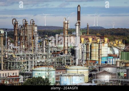 Oberhausen, zona Ruhr, Renania Settentrionale-Vestfalia, Germania - stabilimento OXEA Ruhrchemie di Oberhausen, sul retro ci sono ruote eoliche. Foto Stock