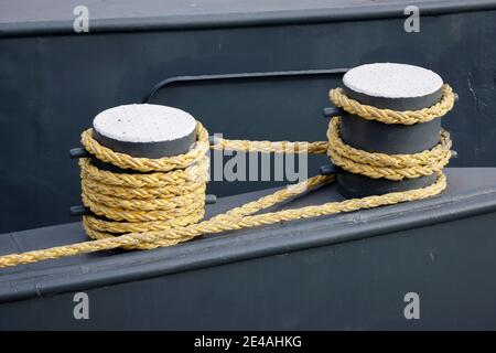 Duisburg, zona Ruhr, Renania Settentrionale-Vestfalia, Germania - corde su un carropista, porto di Duisburg. Foto Stock