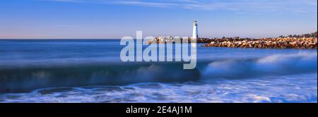 Faro sulla costa, Walton Lighthouse, Santa Cruz, California, Stati Uniti Foto Stock