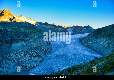 fantastica vista sul grande ghiacciaio del rodano e sulle montagne del cantone vallese. Ghiaccio eterno vicino al Passo Furka, Svizzera. Punto di vista Foto Stock