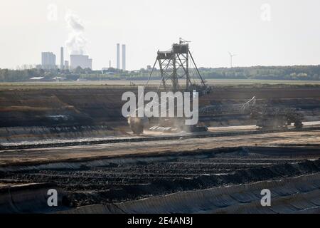 Inden, Renania Settentrionale-Vestfalia, Germania - miniera di lignite RWE Inden, l'estrazione serve esclusivamente a fornire la centrale di Weisweiler, la miniera di lignite a cielo aperto di Inden appartiene al distretto di lignite renana, nonché la miniera a cielo aperto di Garzweiler e la miniera a cielo aperto di Hambach, Con la centrale elettrica di lignite Weisweiler sullo sfondo. Foto Stock