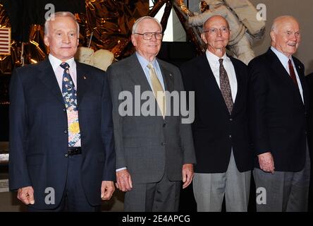 Neil Armstrong (seconda a sinistra)), il primo uomo sulla Luna, Buzz Aldrin(L), che lo ha seguito dal modulo lunare Eagle, e Michael Collins (seconda a destra) Che sono rimasti a bordo del modulo di comando orbitante Columbia, e l'ex senatore e astronauta John Glenn sono riuniti per tenere una conferenza congiunta sulla storia dello spazio presso il Museo Nazionale dell'aria e dello spazio della Smithsonian Institution alla vigilia dell'anniversario dell'effettivo touchdown a Washington DC, USA il 19 2009 luglio. Foto di Olivier Douliery/ABACAPRESS.COM (nella foto: Michael Collins, Neil Armstrong,Buzz Aldrin, John Glenn ) Foto Stock