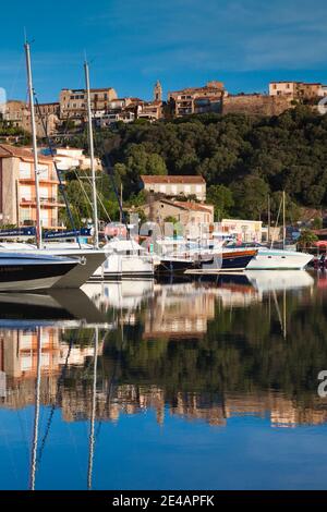 Barche a porto, Porto Vecchio, Corse-Du-Sud, Corsica, Francia Foto Stock