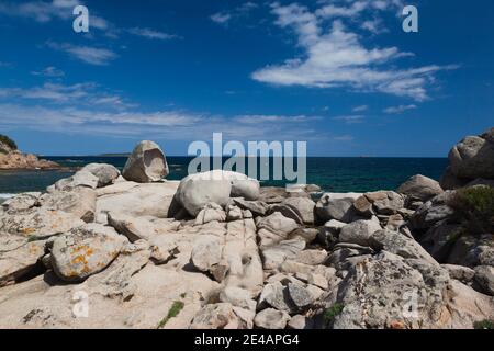 Formazioni rocciose sulla costa, Tamaricciu, Plage De Palombaggia, Porto Vecchio, Corse-Du-Sud, Corsica, Francia Foto Stock