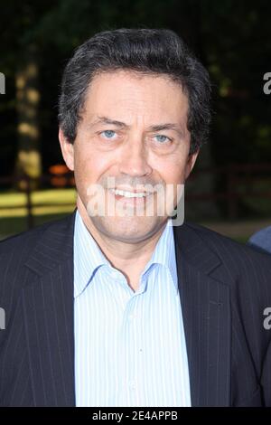 ESCLUSIVO, il vice francese Georges Fenech partecipa alla festa del giardino in memoria della pop star Michael Jackson ospitata da Pascal Renouard de Valliere Advisor in International Relations al 'Domaine de Beauregard' vicino a Parigi, Francia il 14 luglio 2009. Foto di Benoit Pinguet/ABACAPRESS.COM Foto Stock