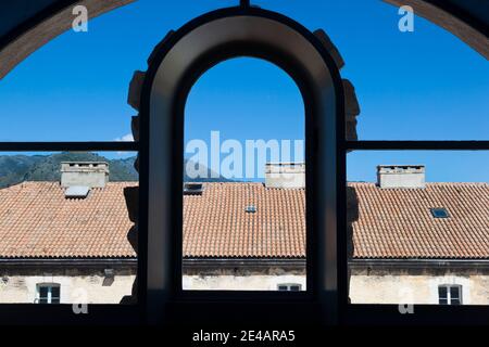 Vista di una finestra ad arco, Musee De la Corse, Corte, Haute-Corse, Corsica, Francia Foto Stock