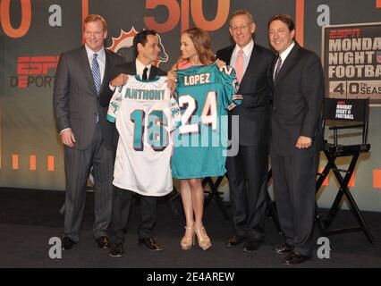 Il commissario della NFL Roger Goodell, il cantante Marc Anthony, la cantante/attrice Jennifer Lopez, il proprietario dei delfini di Miami Stephen Ross e il presidente dell'ESPN George Bodenheimer partecipano alla conferenza stampa NFL, ESPN/ESPN Deportes e Miami Dolphins al Time Warner Center di New York City, NY, USA, il 21 luglio 2009. Foto di S.Vlasic/ABACAPRESS.COM (nella foto: Roger Goodell, Marc Anthony, Jennifer Lopez, Stephen Ross, George Bodenheimer) Foto Stock