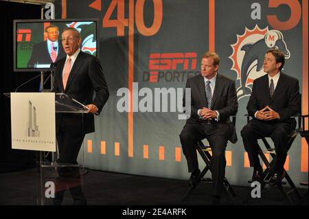 Stephen Ross, proprietario dei Delfini di Miami, il commissario della NFL Roger Goodell e il presidente dell'ESPN George Bodenheimer partecipano alla conferenza stampa NFL, ESPN/ESPN Deportes e Miami Dolphins al Time Warner Center di New York City, NY, USA il 21 luglio 2009. Foto di S.Vlasic/ABACAPRESS.COM (nella foto: Stephen Ross, Roger Goodell, George Bodenheimer) Foto Stock