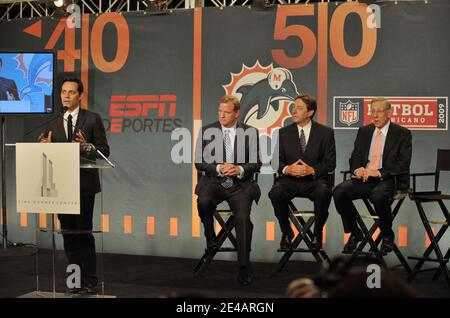 Il cantante Marc Anthony, il commissario della NFL Roger Goodell, il presidente dell'ESPN George Bodenheimer e il proprietario dei delfini di Miami Stephen Ross partecipano alla conferenza stampa NFL, ESPN/ESPN Deportes e Miami Dolphins al Time Warner Center di New York City, NY, USA il 21 luglio 2009. Foto di S.Vlasic/ABACAPRESS.COM (nella foto: Marc Anthony, Roger Goodell, George Bodenheimer, Stephen Ross) Foto Stock