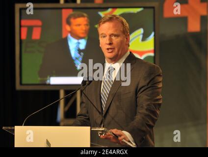 Il commissario della NFL Roger Goodell partecipa alla conferenza stampa NFL, ESPN/ESPN Deportes e Miami Dolphins al Time Warner Center di New York City, NY, USA il 21 luglio 2009. Foto di S.Vlasic/ABACAPRESS.COM (nella foto: Roger Goodell) Foto Stock